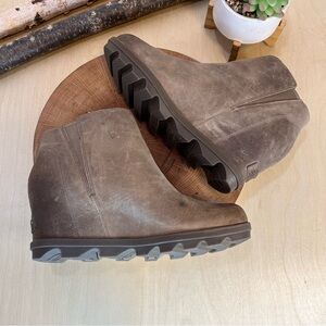 *Sorel | Joan of Artic Wedge II Taupe Leather Lug Sole NL3365-240 Taupe Size 10